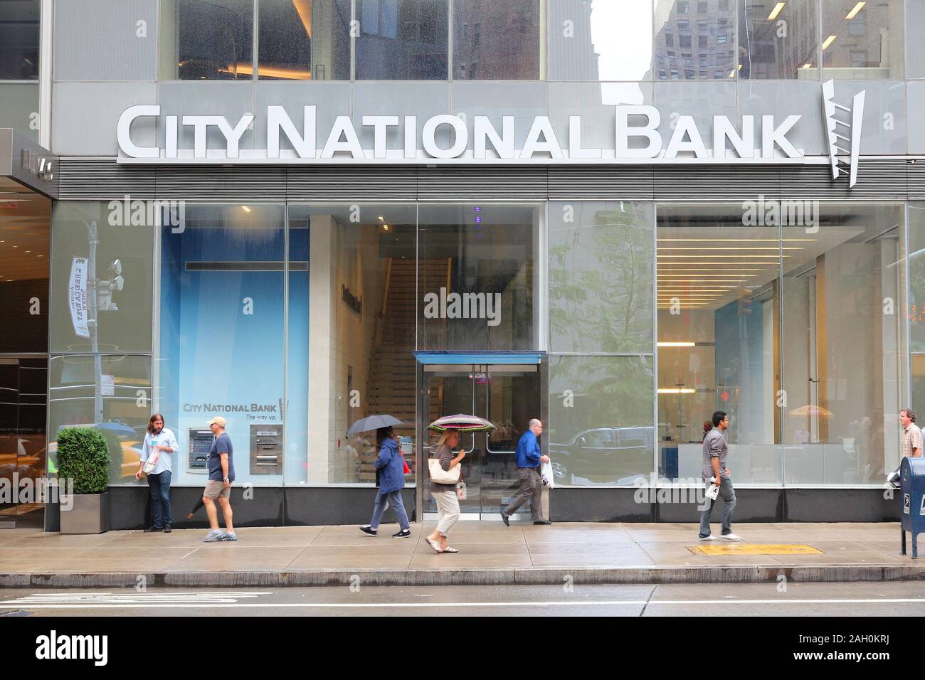 NEW YORK, USA - 1 juillet 2013 : les gens marchent par City National Bank à New York, USA. City National Bank (CNB) est administré par la Banque Royale du Canada. Banque D'Images