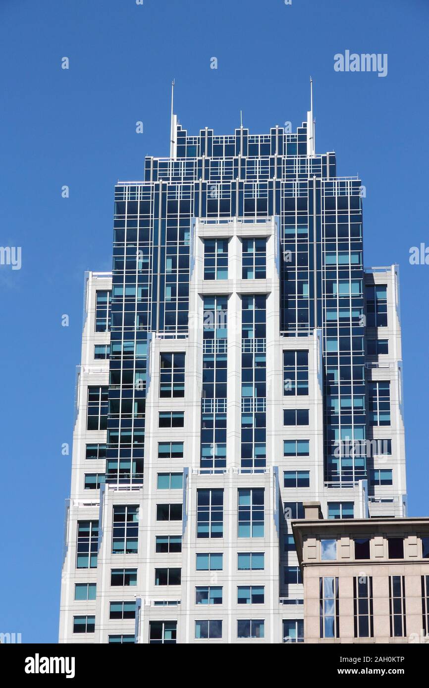 BOSTON, USA - 9 juin 2013 : un immeuble de bureaux, rue Lincoln à Boston. Fortis Property Group est propriétaire de l'immeuble. Il est loué à la State Street Corpor Banque D'Images BOSTON, USA - 9 juin 2013 : un immeuble de bureaux, rue Lincoln à Boston. Fortis Property Group est propriétaire de l'immeuble. Il est loué à la State Street Corpor Banque D'Images