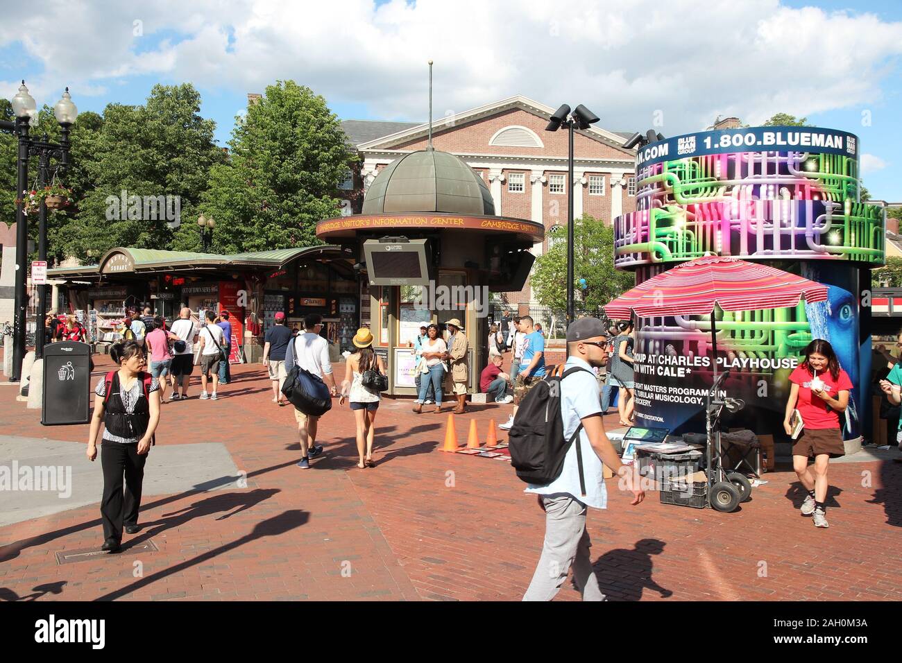 CAMBRIDGE, USA - 9 juin 2013 : personnes visitent le centre-ville de Cambridge, MA. Cambridge est une grande ville de la région métropolitaine de Boston, connu pour l'Université de Harvard Banque D'Images