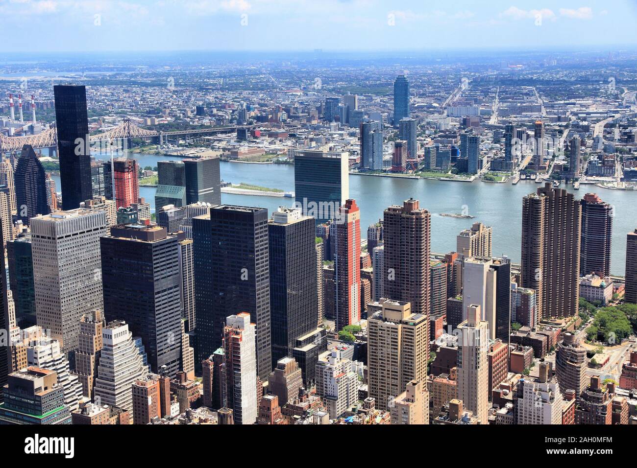 Vue aérienne de Manhattan et le Queens à New York. La ville de Tudor et Medical City districts. Banque D'Images