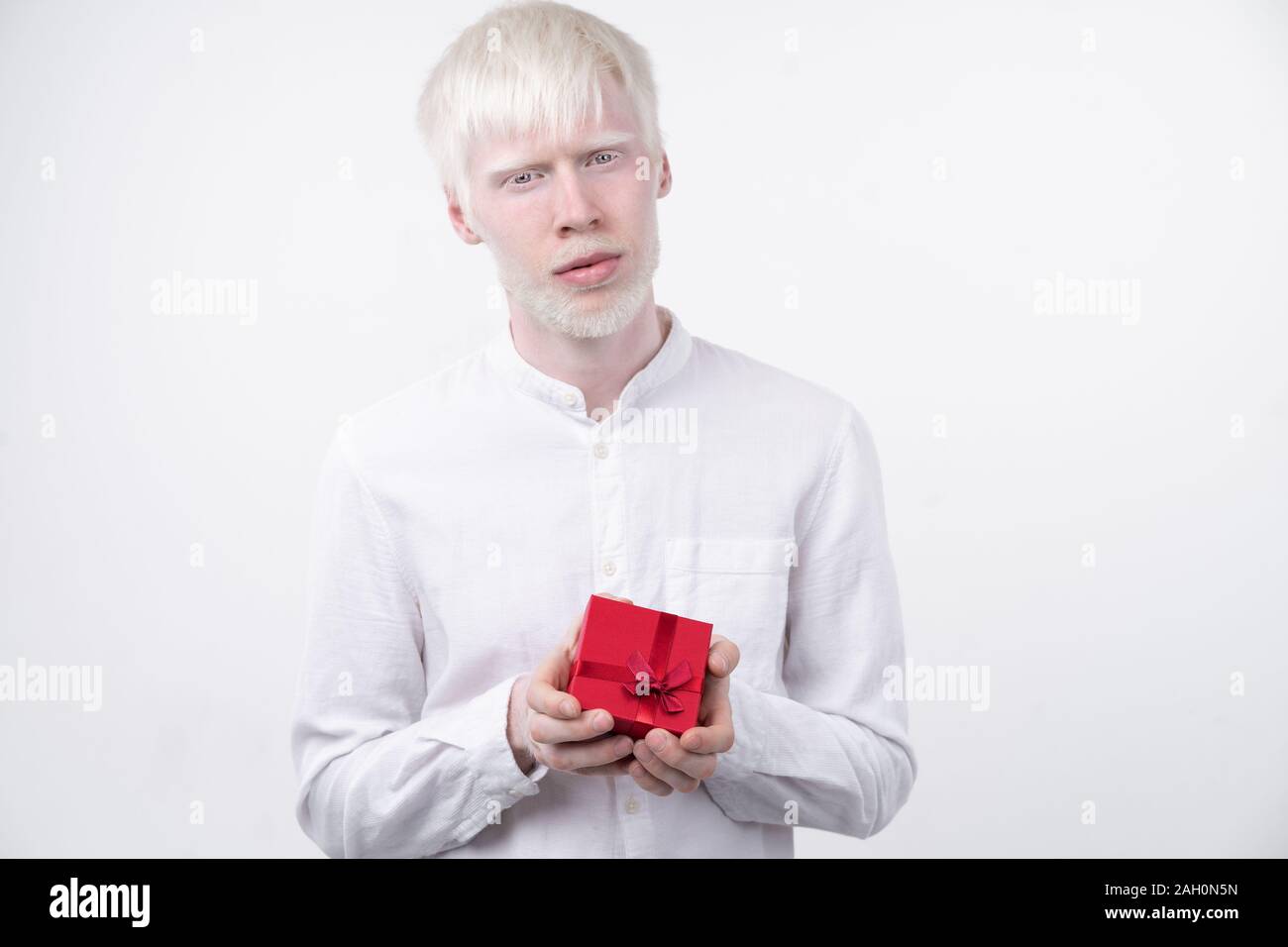 Portrait d'un homme albinos dans studio habillé t-shirt isolé sur un fond blanc. déviations anormales. Aspect insolite anomalie de la peau. Banque D'Images