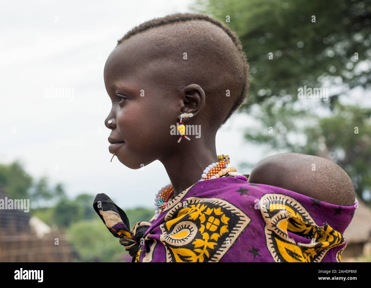 Portrait d'une tribu Larim girl porter un bébé, Boya, montagnes Imatong, au Soudan du Sud Banque D'Images