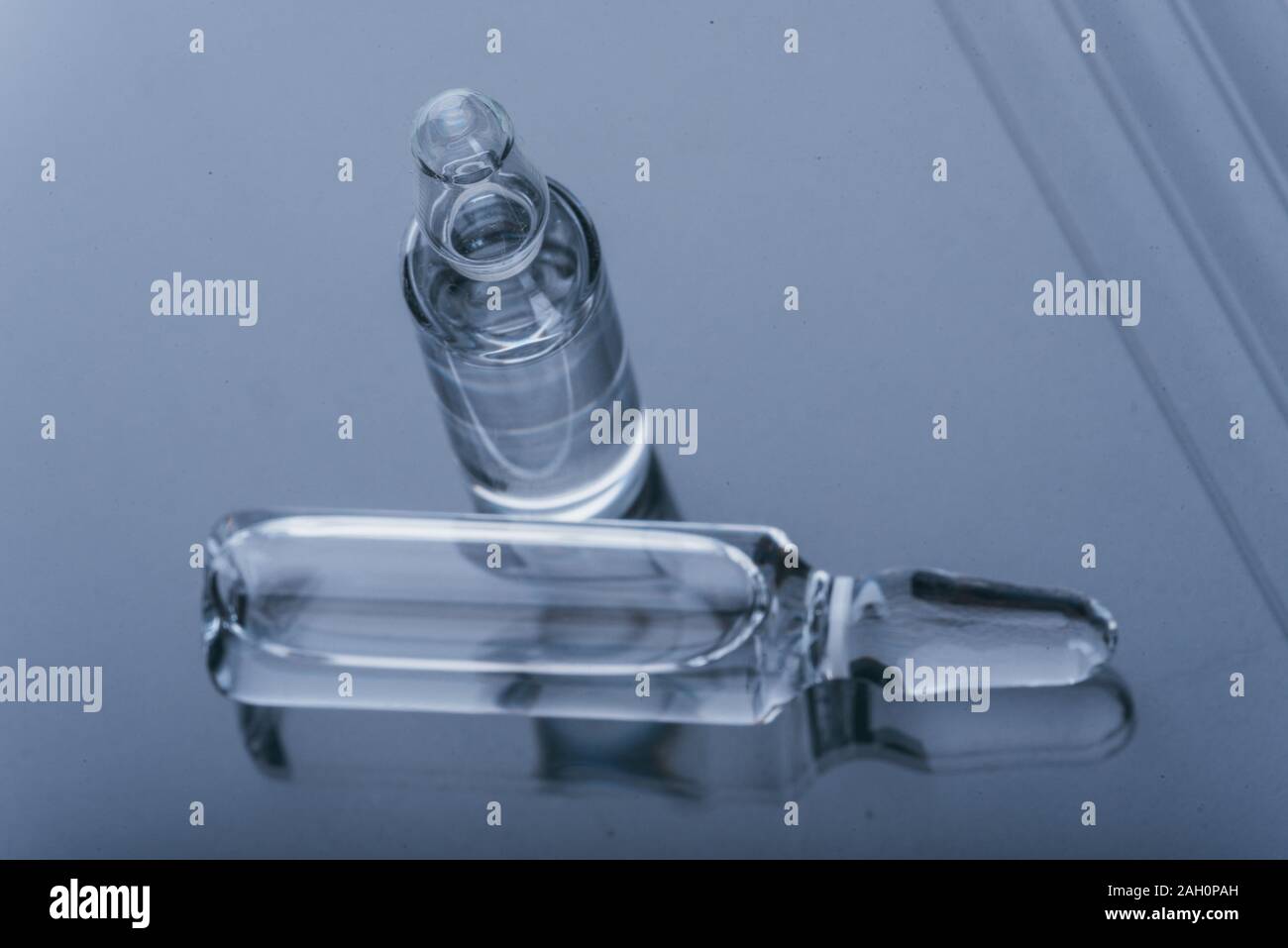 Ampoule en verre flacon pour injection médicale. La médecine est la  pénicilline drogue blanc sec en poudre ou liquide avec de la solution  aqueuse en ampoule. Close up Photo Stock - Alamy