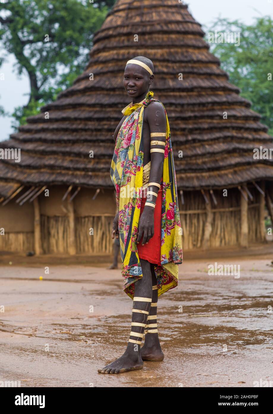 Portrait d'une tribu Larim femme portant des bracelets de l'écorce en signe de deuil, Boya, montagnes Imatong, au Soudan du Sud Banque D'Images