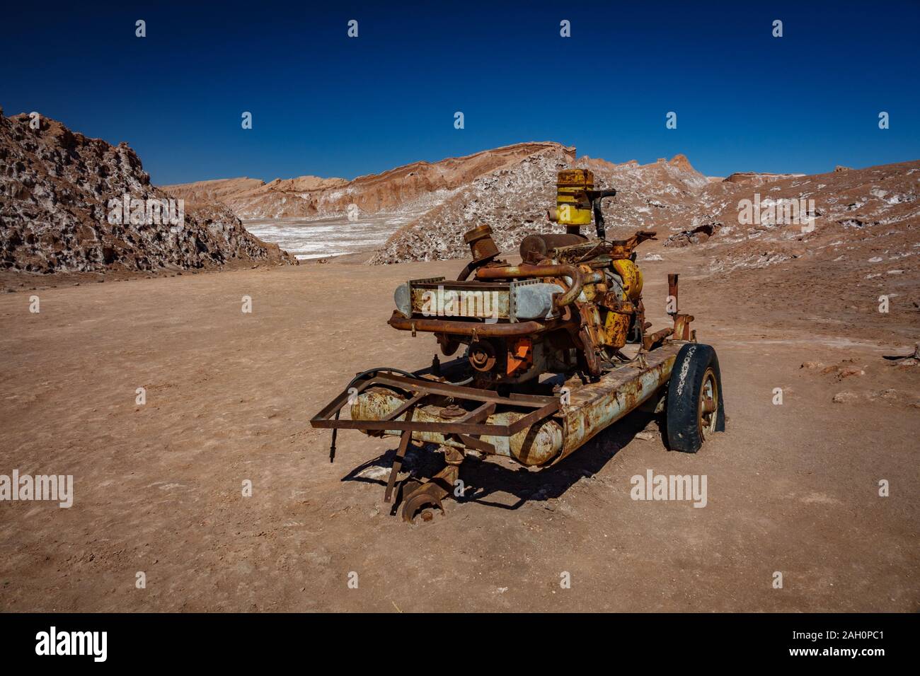 Machine abandonnée dans le désert de sel pour l'industrie minière Banque D'Images