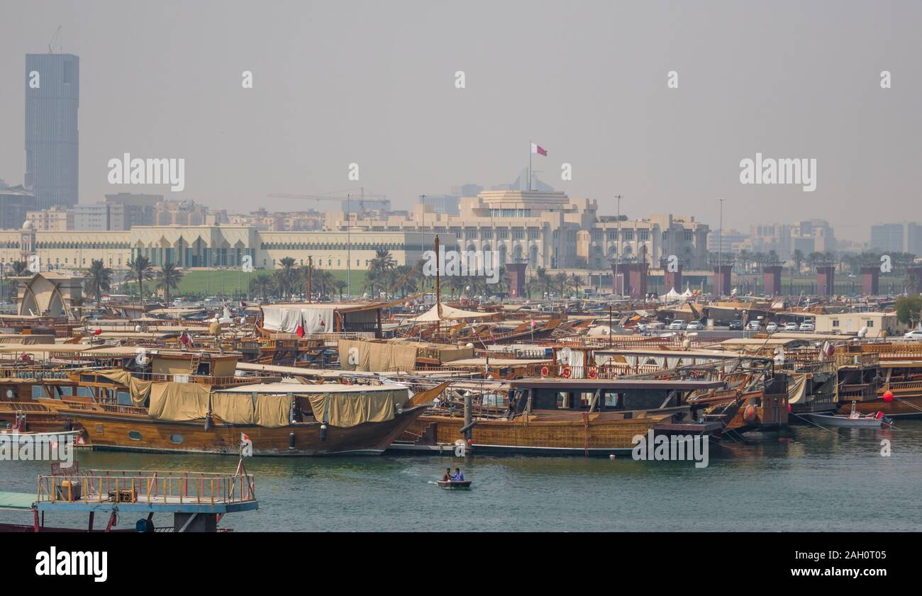 Situé à l'Est de la Corniche, le Dhow Harbour est l'un des principaux monuments de Doha, et afficher un écran complet d'Embarcations Traditionnelles Banque D'Images