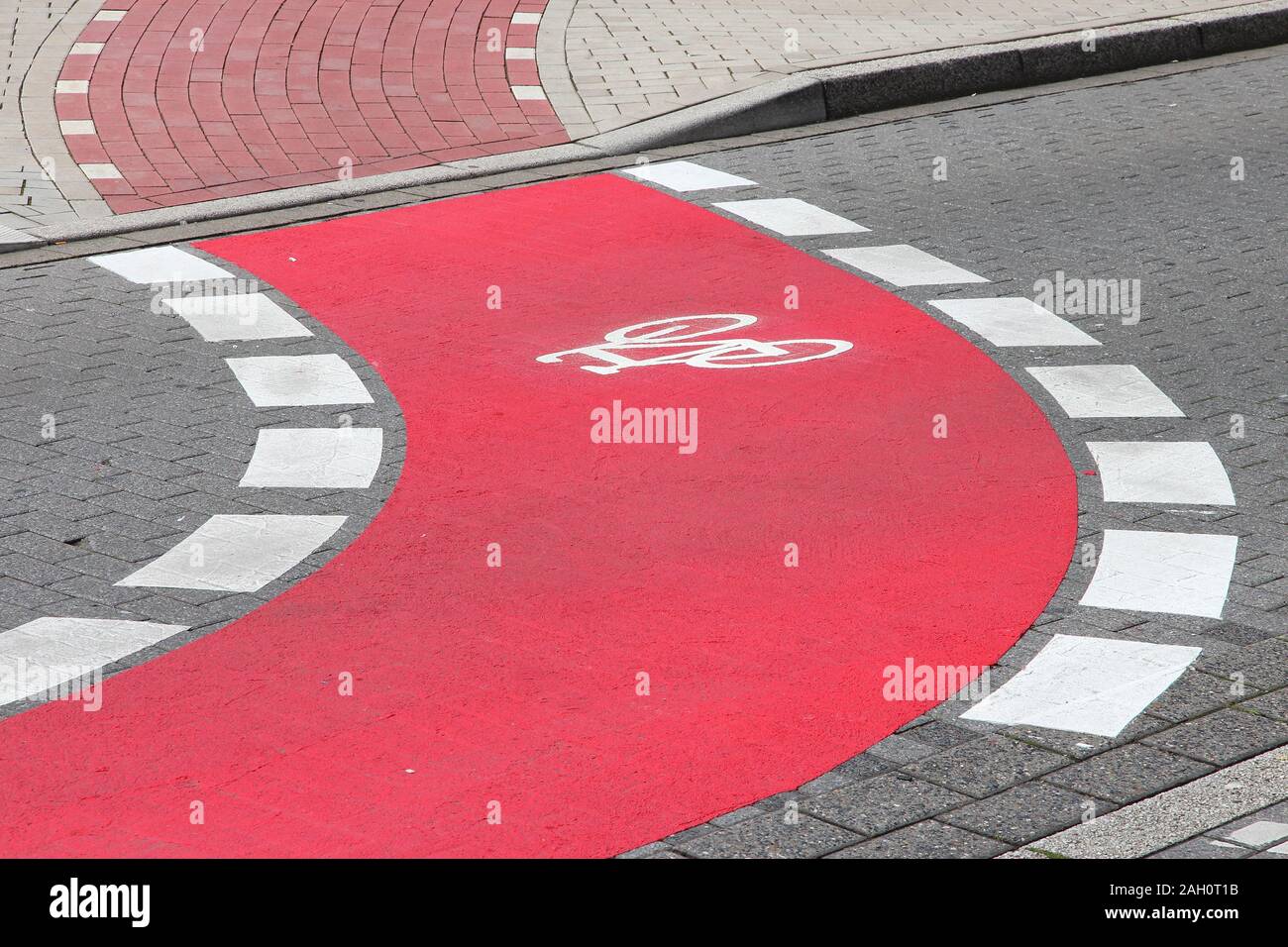 Chemin de randonnée à vélo dans la ville en Allemagne. Bike Lane. Banque D'Images