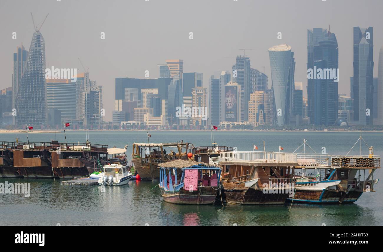Situé à l'Est de la Corniche, le Dhow Harbour est l'un des principaux monuments de Doha, et afficher un écran complet d'Embarcations Traditionnelles Banque D'Images