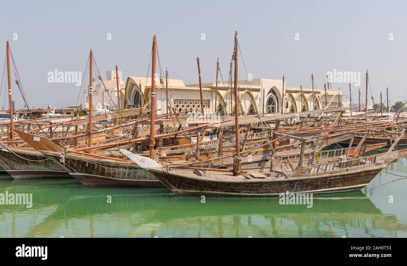 Situé à l'Est de la Corniche, le Dhow Harbour est l'un des principaux monuments de Doha, et afficher un écran complet d'Embarcations Traditionnelles Banque D'Images
