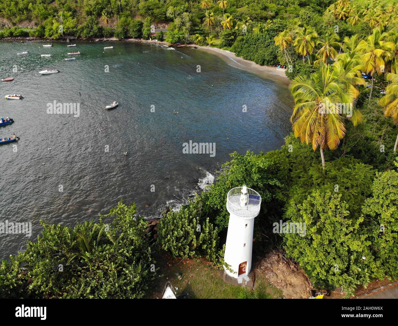 Plage Guadeloupe drone le coucher du soleil. Vue aérienne de la baie du Port de Marigot. Banque D'Images