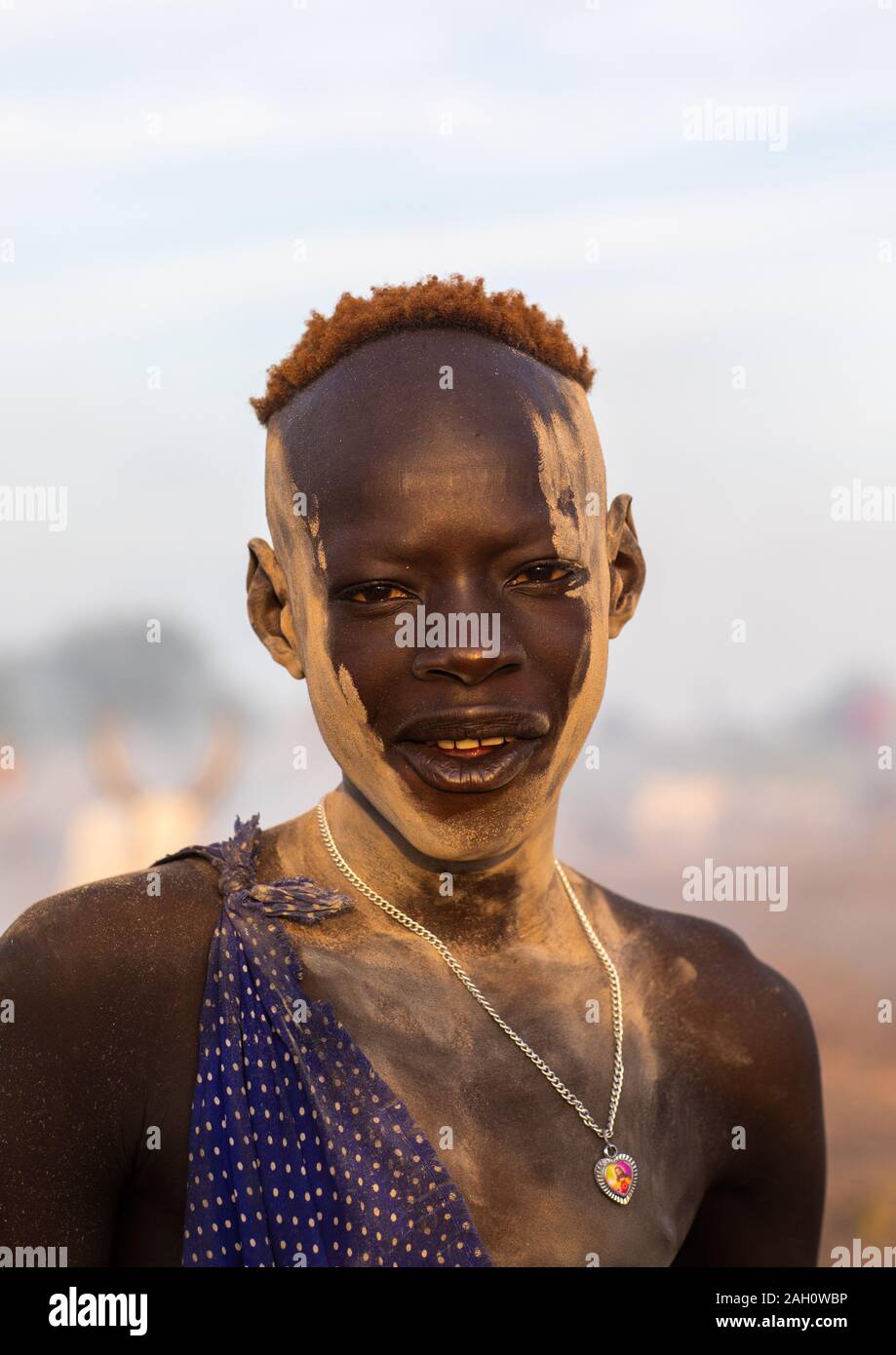 Mundari tribe boy couvert de cendres pour protéger de la moustiques et mouches, l'Équatoria central, Terekeka, au Soudan du Sud Banque D'Images