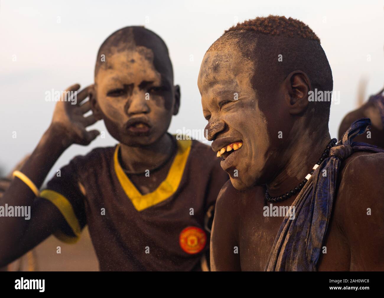 Mundari garçons tribu couvert de cendres pour protéger de la moustiques et mouches, l'Équatoria central, Terekeka, au Soudan du Sud Banque D'Images