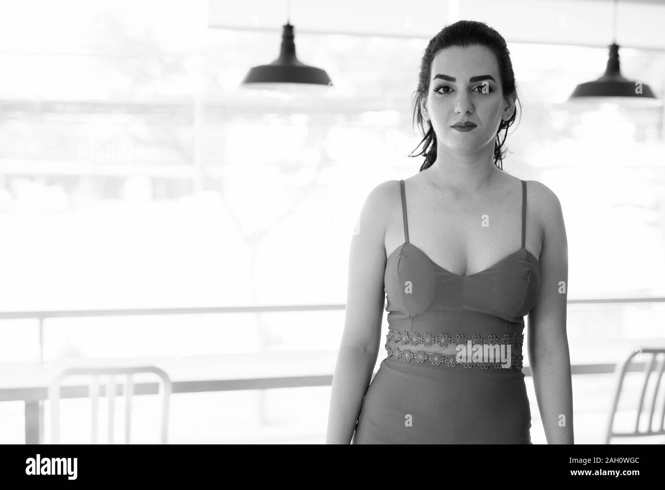 Belle femme iranienne de détente à la maison en noir et blanc Banque D'Images