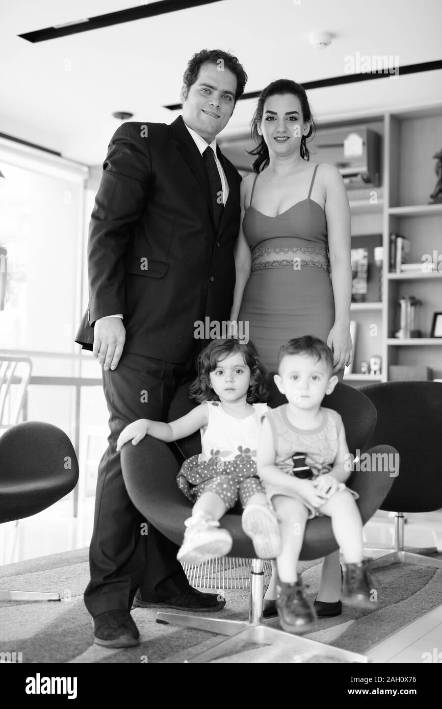 Famille iranienne de détente à la maison en noir et blanc Banque D'Images