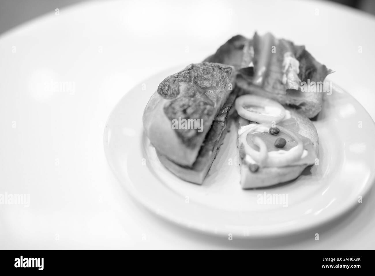 Bagel au saumon fumé et légumes servi sur table Banque D'Images