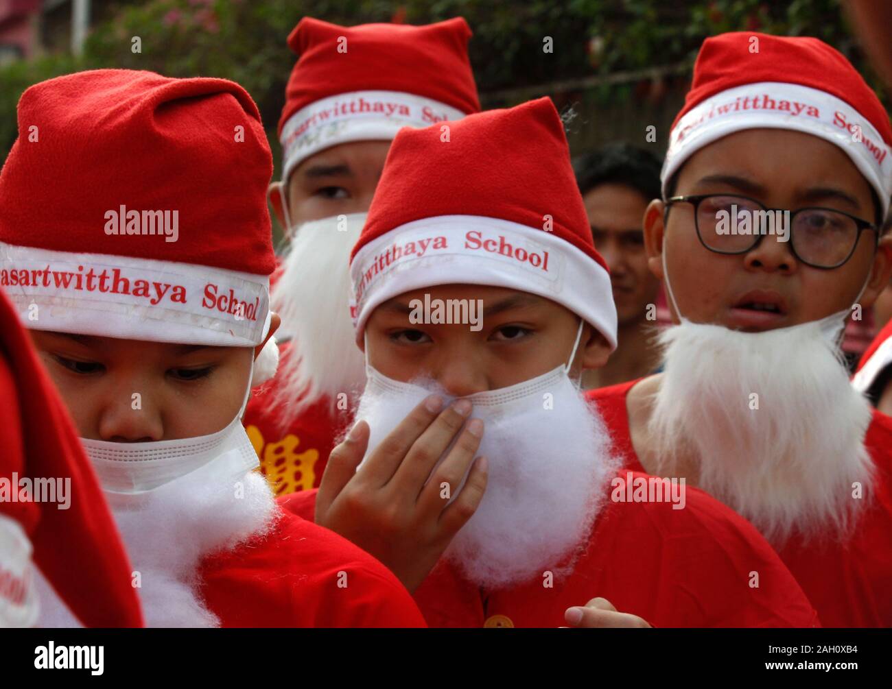 Ayutthaya, Thaïlande. 26Th Dec 2019. Les enfants vêtus de costumes de Père Noël au cours de la célébration de Noël à l'école en Jirasart province d'Ayutthaya, au nord de Bangkok. Credit : SOPA/Alamy Images Limited Live News Banque D'Images