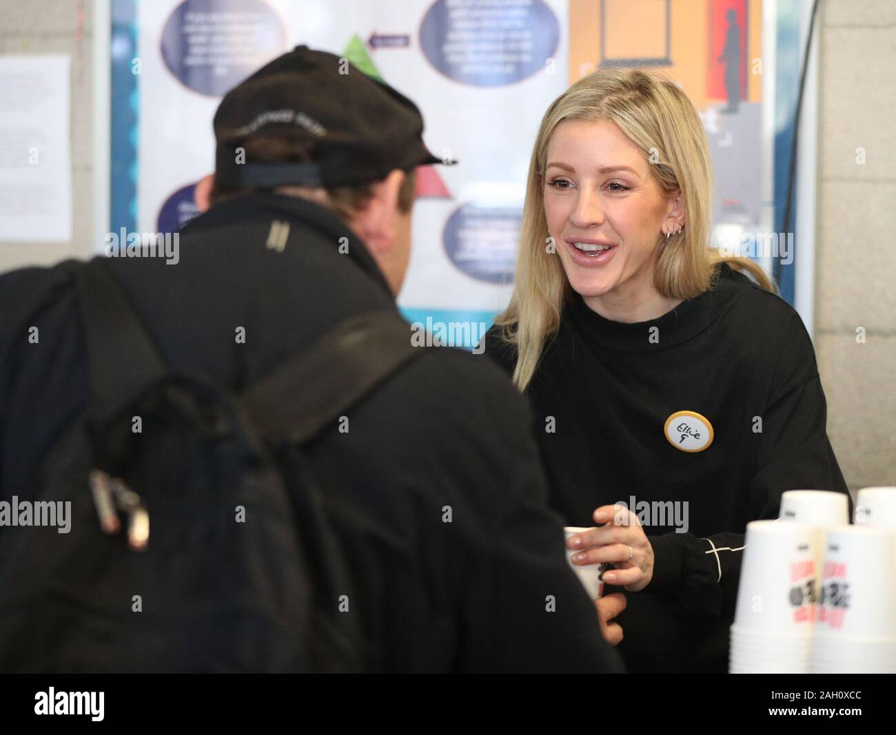 Ellie Goulding sert du café à un client alors que le volontariat au centre d'un Noël de crise à Londres, que l'organisme ouvre ses portes aux sans-abri pour la période des fêtes. Banque D'Images