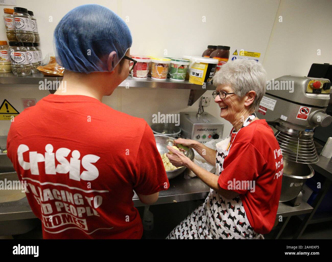 Les bénévoles de crise préparer un repas pour les invités à un centre de Noël à Londres, que l'organisme ouvre ses portes aux sans-abri pour la période des fêtes. Banque D'Images