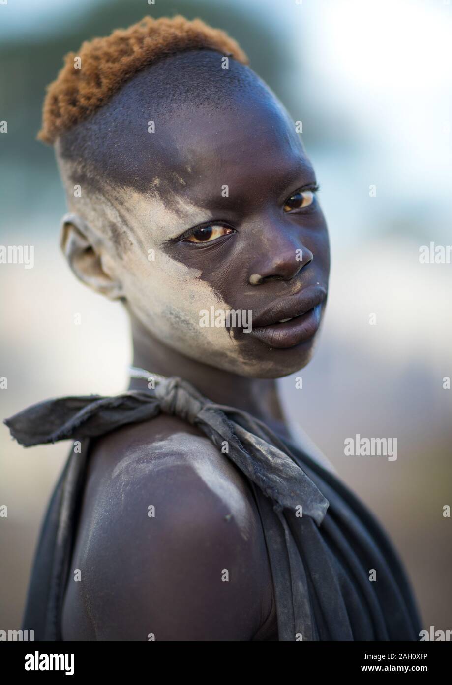 Mundari tribe boy couvert de cendres pour protéger de la moustiques et mouches, l'Équatoria central, Terekeka, au Soudan du Sud Banque D'Images