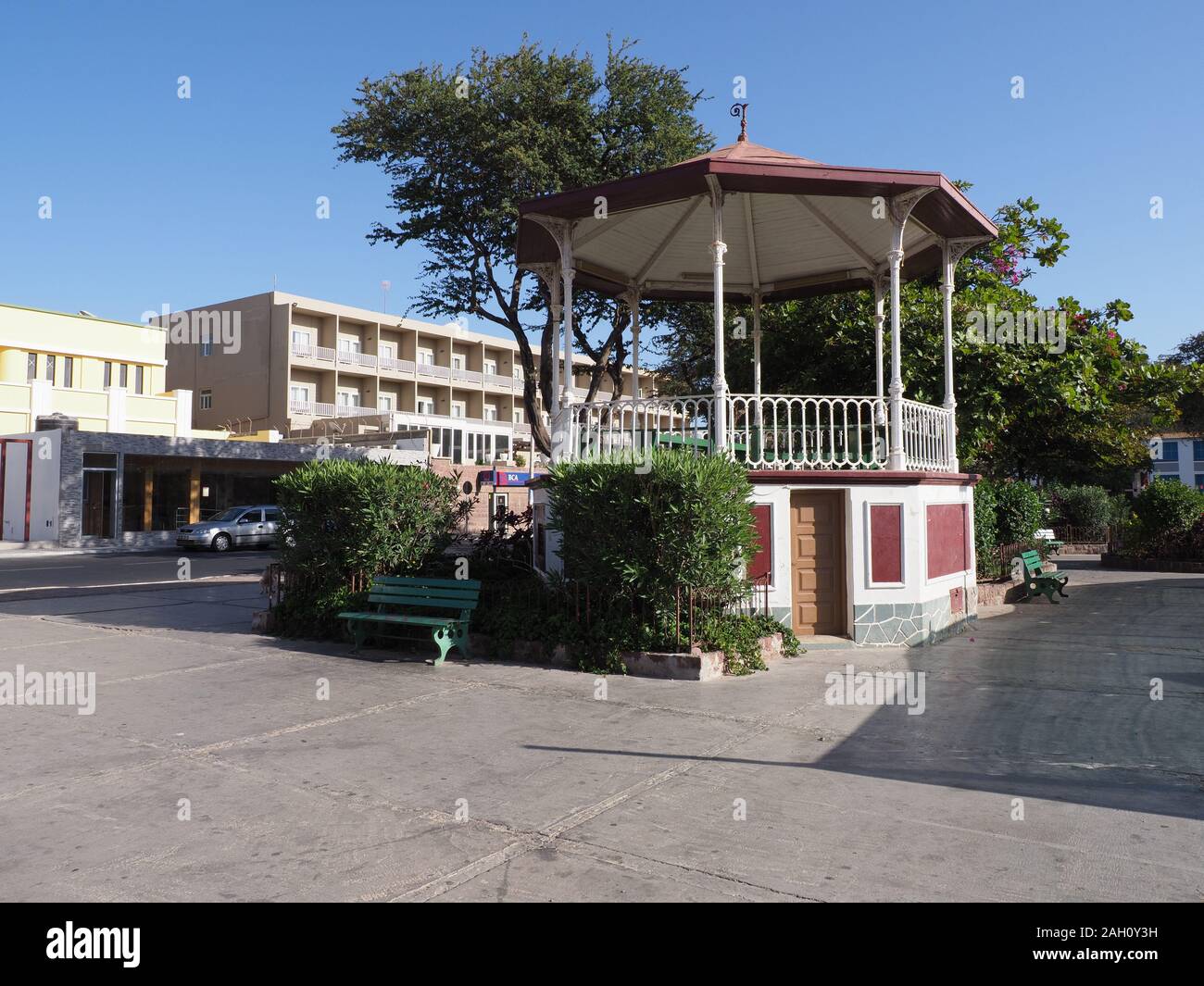 MINDELO, CAP VERT EN AVRIL 2019 : en kiosque Colonial place Amilcar Cabral, connu sous le nom de Praca Nova en ville africaine à l'île de Sao Vicente, ciel bleu clair je Banque D'Images