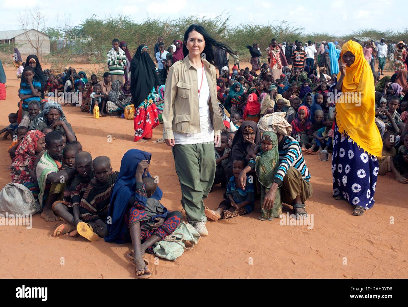 Auteur Liz Jones balades parmi quelque 400 000 réfugiés en provenance de Somalie, fuyant la guerre civile et de pire sécheresse depuis 60 ans en attente de traitement au camp de réfugiés de Dadaab, à la frontière avec le Kenya. Banque D'Images
