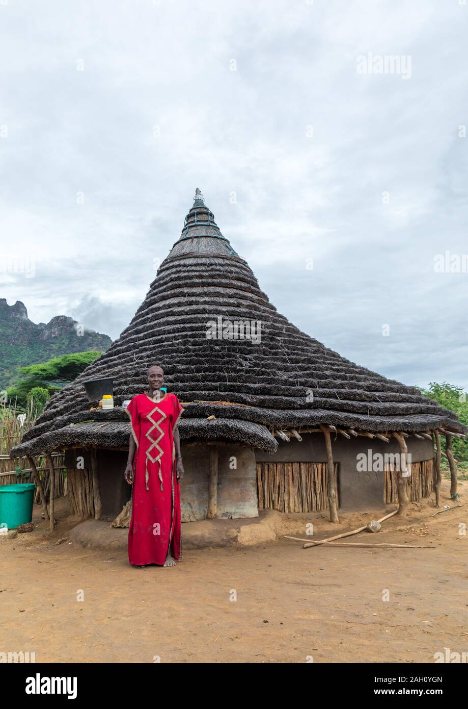 Larim tribu femme en face de sa maison traditionnelle, Boya, montagnes Imatong, au Soudan du Sud Banque D'Images