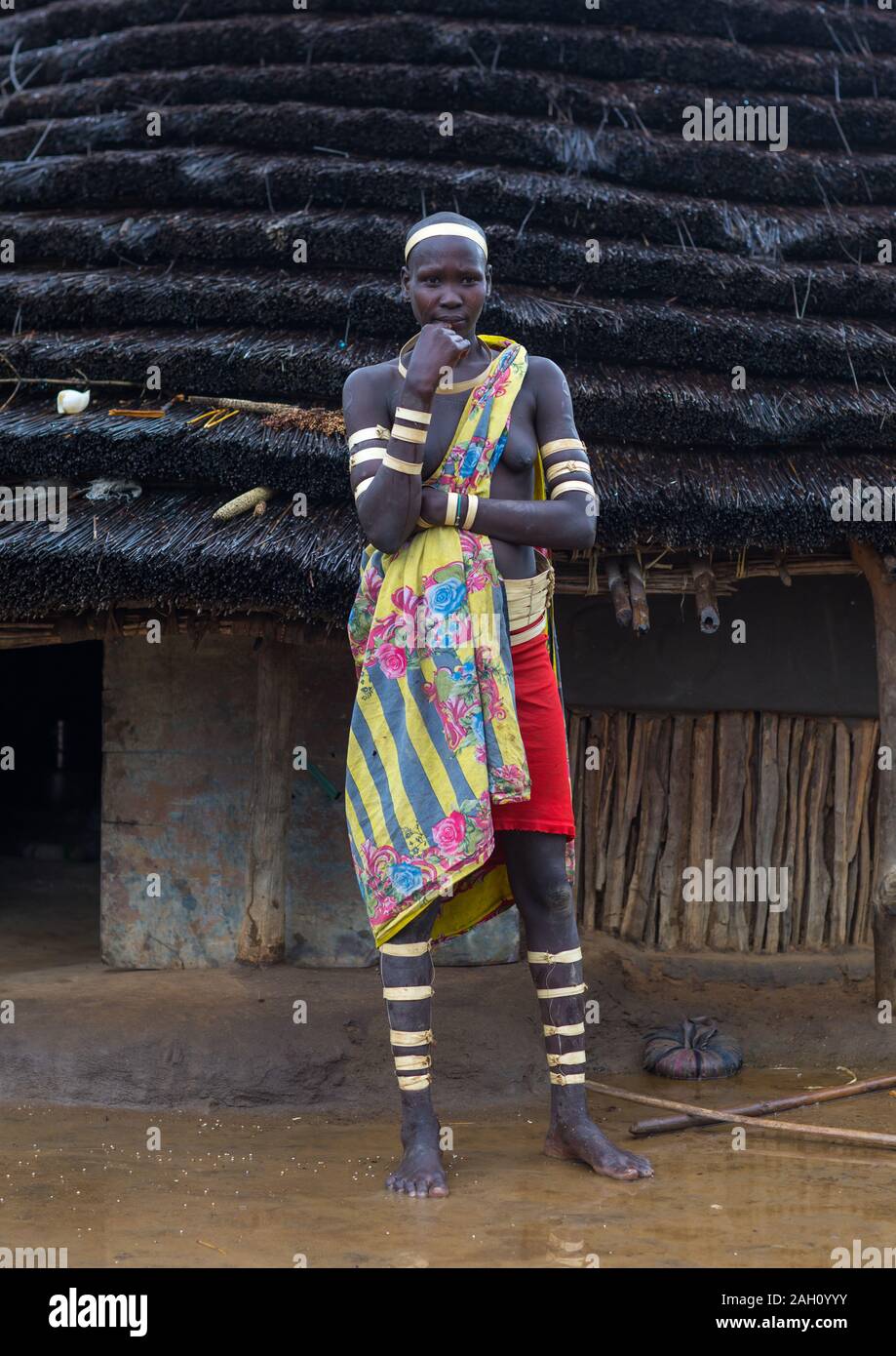 Portrait d'une tribu Larim femme portant des bracelets de l'écorce en signe de deuil, Boya, montagnes Imatong, au Soudan du Sud Banque D'Images