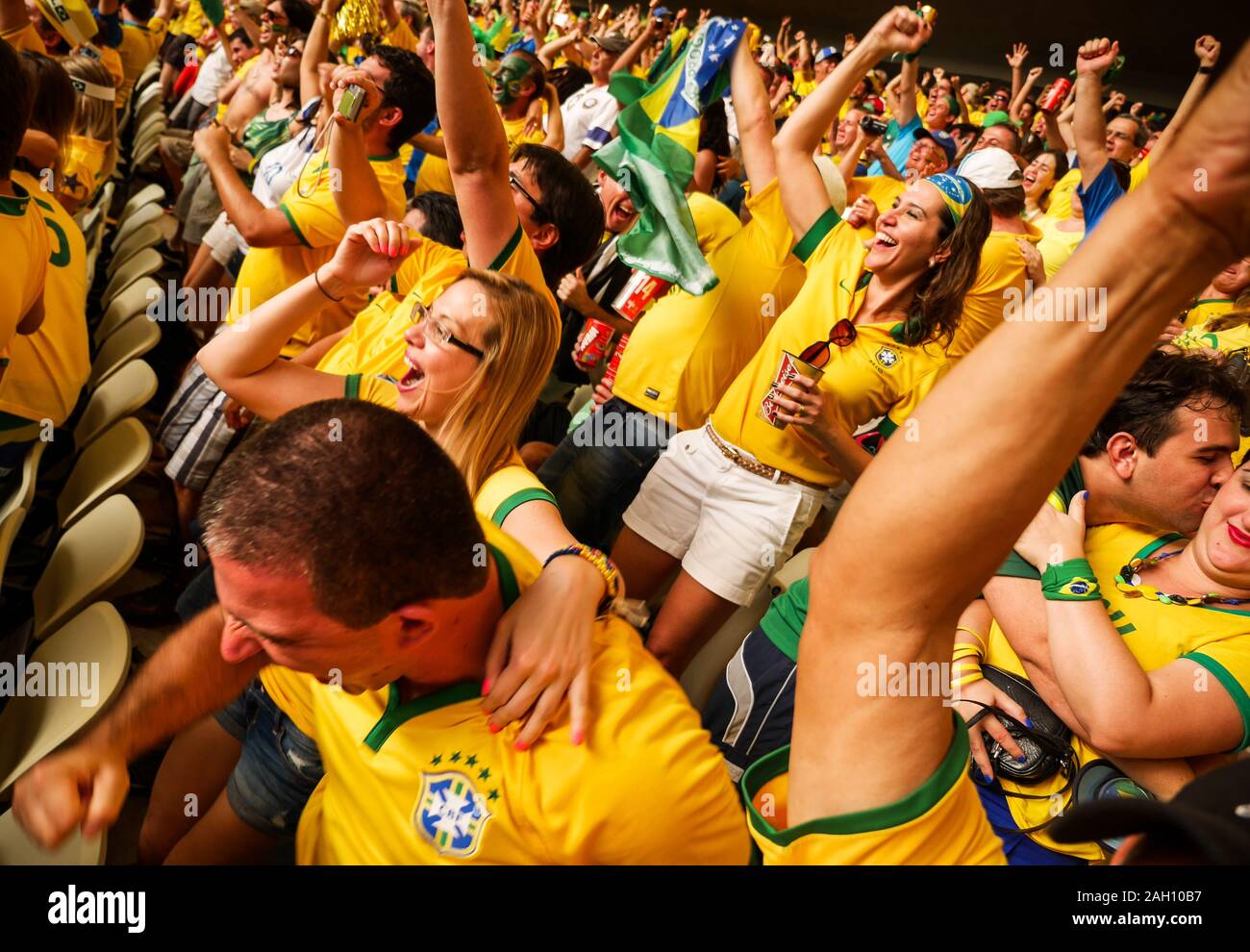 Les amateurs de football brésilien extatique. Un moment d'excitation et de plaisir que les fans de football brésilien célébrer leur équipe marquer un but. Banque D'Images