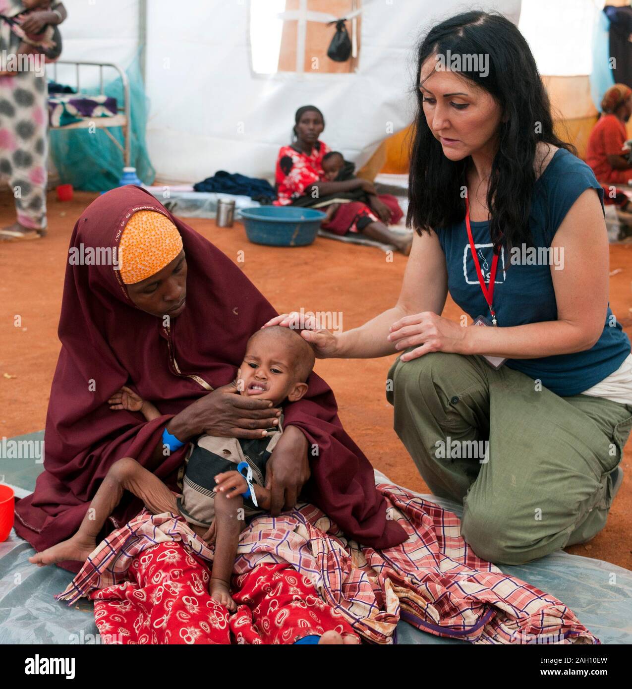 Auteur Liz Jones balades parmi quelque 400 000 réfugiés en provenance de Somalie, fuyant la guerre civile et de pire sécheresse depuis 60 ans en attente de traitement au camp de réfugiés de Dadaab, à la frontière avec le Kenya. Banque D'Images