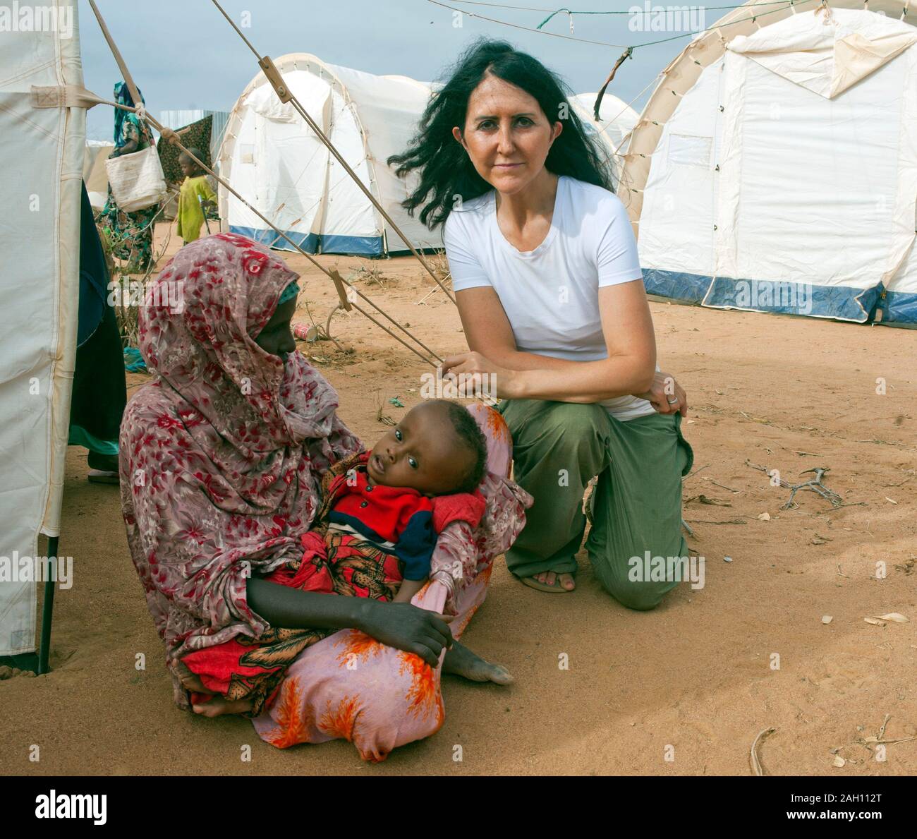 Auteur Liz Jones balades parmi quelque 400 000 réfugiés en provenance de Somalie, fuyant la guerre civile et de pire sécheresse depuis 60 ans en attente de traitement au camp de réfugiés de Dadaab, à la frontière avec le Kenya. Banque D'Images