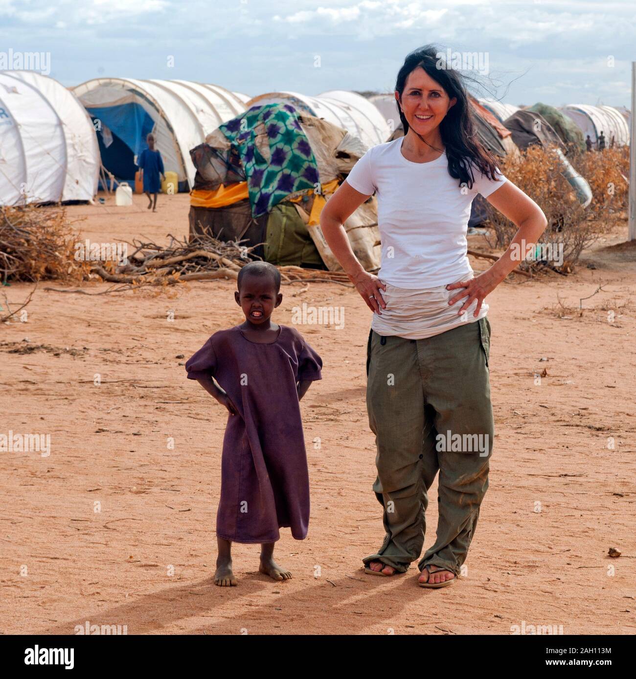 Auteur Liz Jones balades parmi quelque 400 000 réfugiés en provenance de Somalie, fuyant la guerre civile et de pire sécheresse depuis 60 ans en attente de traitement au camp de réfugiés de Dadaab, à la frontière avec le Kenya. Banque D'Images