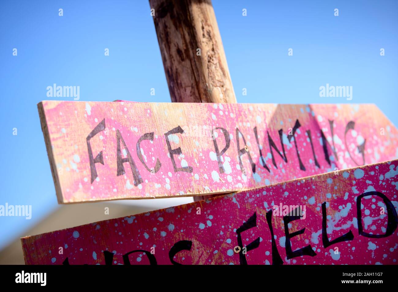 L'affichage pour la peinture du visage à un événement festival d'été de la famille. Banque D'Images