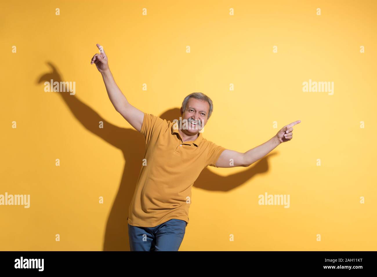 Portrait of a happy senior man dancing. Banque D'Images