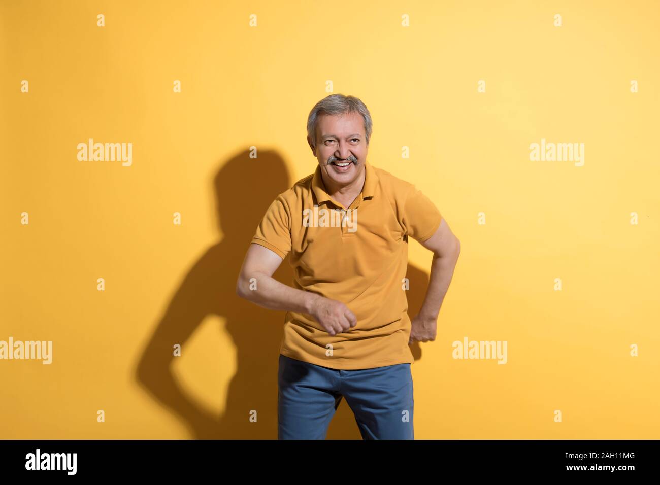 Portrait of a happy senior man dancing. Banque D'Images