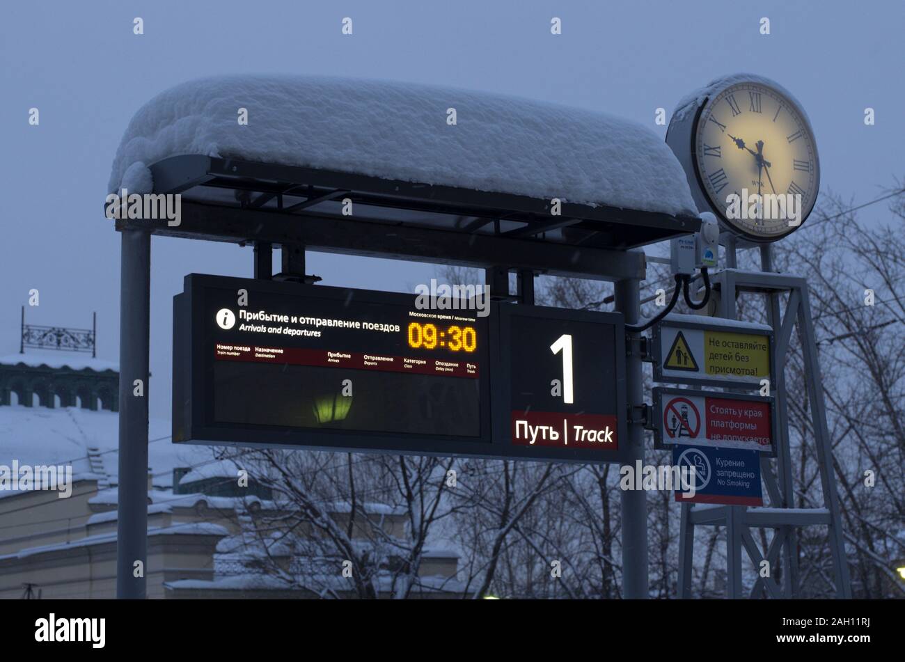 La gare Vitebsky,Saint Petersburg, Russie - le 24 janvier 2019 : tableau lumineux avec la plate-forme numéro 1 horaires des trains en russe et Banque D'Images