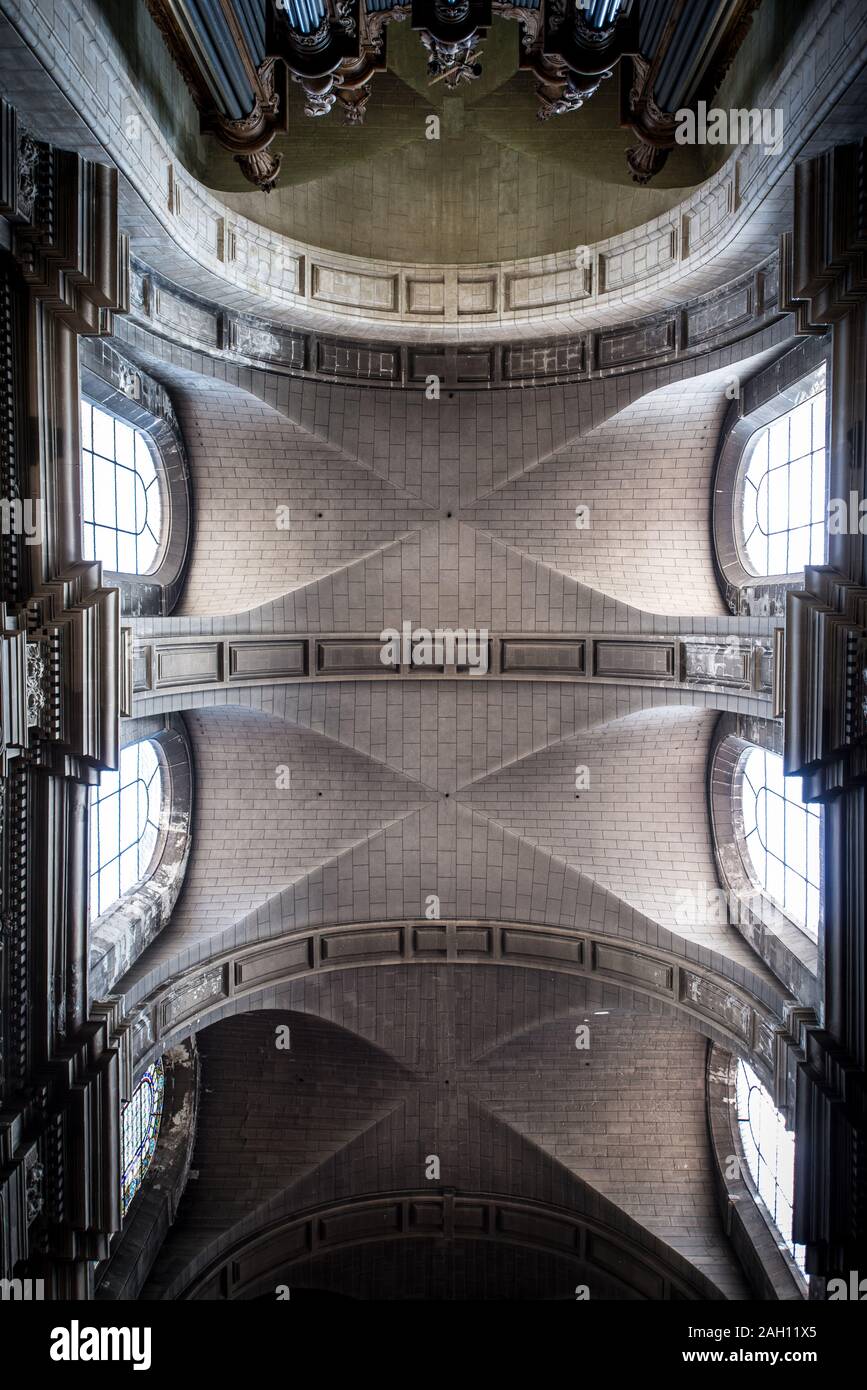 Plafond d'une ancienne cathédrale gothique Banque D'Images