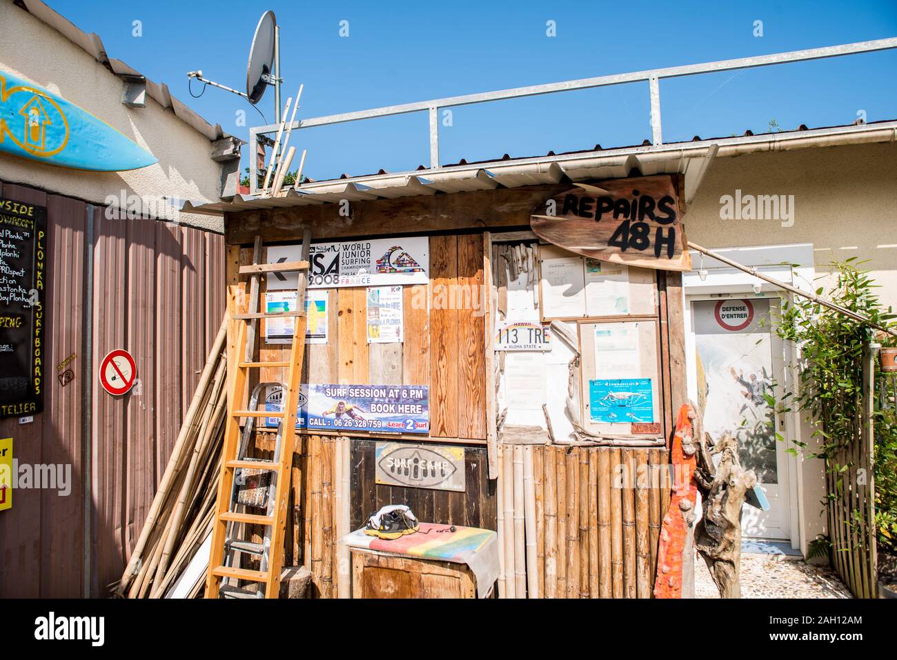 Cabanes en bois avec des autocollants et des planches dans le soleil de l'été Banque D'Images