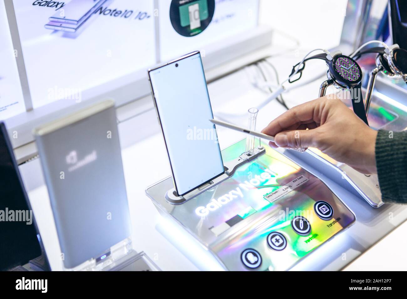 La Turquie, Istanbul, 20 Décembre 2019 : Vente de la nouvelle Samsung Galaxy Note 10 plus et d'autres gadgets Samsung dans la boutique officielle. Banque D'Images