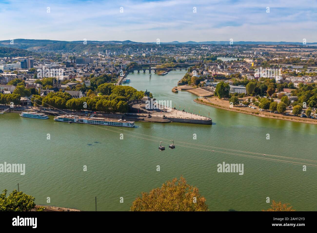 Grande vue aérienne de la pointe 'Deutsches Eck (coin allemand) entre les rivières du Rhin et de la Moselle, avec le téléphérique de Coblence et les navires à passagers... Banque D'Images