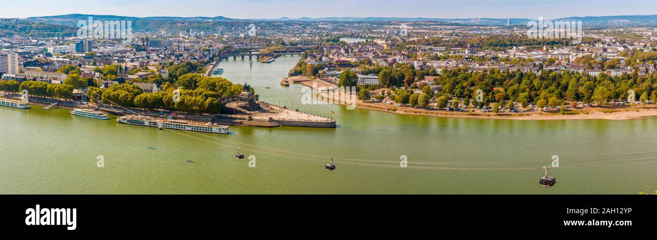 Antenne de grande et belle image panoramique de la pointe 'Deutsches Eck (coin allemand) entre les rivières du Rhin et de la Moselle, avec le téléphérique de Coblence... Banque D'Images