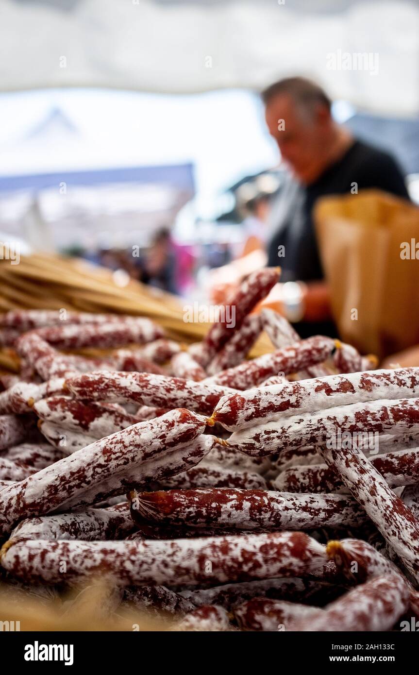Saucisses allongé sur un marché alimentaire dans le sud de la france Banque D'Images