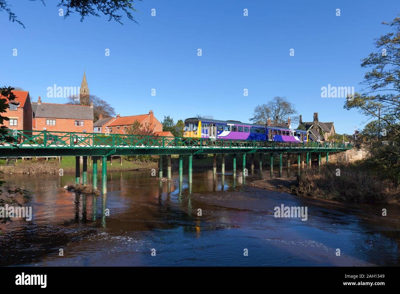 Classe 142 arriva Northern rail train pacer 142022 viaduc traversant la rivière Esk à Ruswarp sur l'Esk valley ligne de chemin de fer avec un train de Whitby Banque D'Images