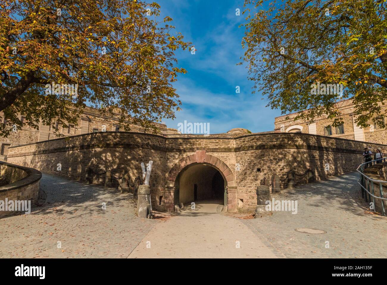 Flanquée de deux grands arbres, le tunnel à l'intérieur de la forteresse Ehrenbreitstein mène à la galère et countergard du célèbre fortification à Coblence,... Banque D'Images