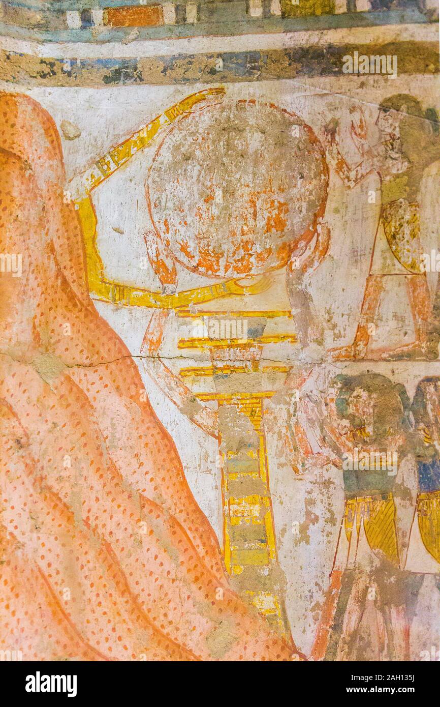 UNESCO World Heritage, Thèbes en Egypte, la vallée des Nobles, tombe de Neferronpet. Le soleil est attente par un pilier djed et les bras de la déesse de l'écrou. Banque D'Images