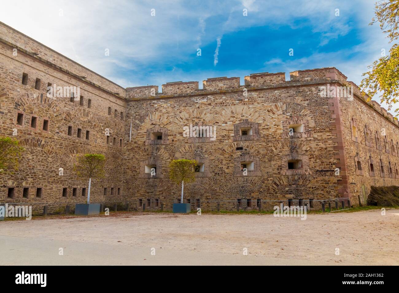 Vue impressionnante sur le ravelin à l'intérieur de la forteresse Ehrenbreitstein à Coblence, en Allemagne sur une belle journée ensoleillée avec un ciel bleu. Ehrenbreitstein est... Banque D'Images