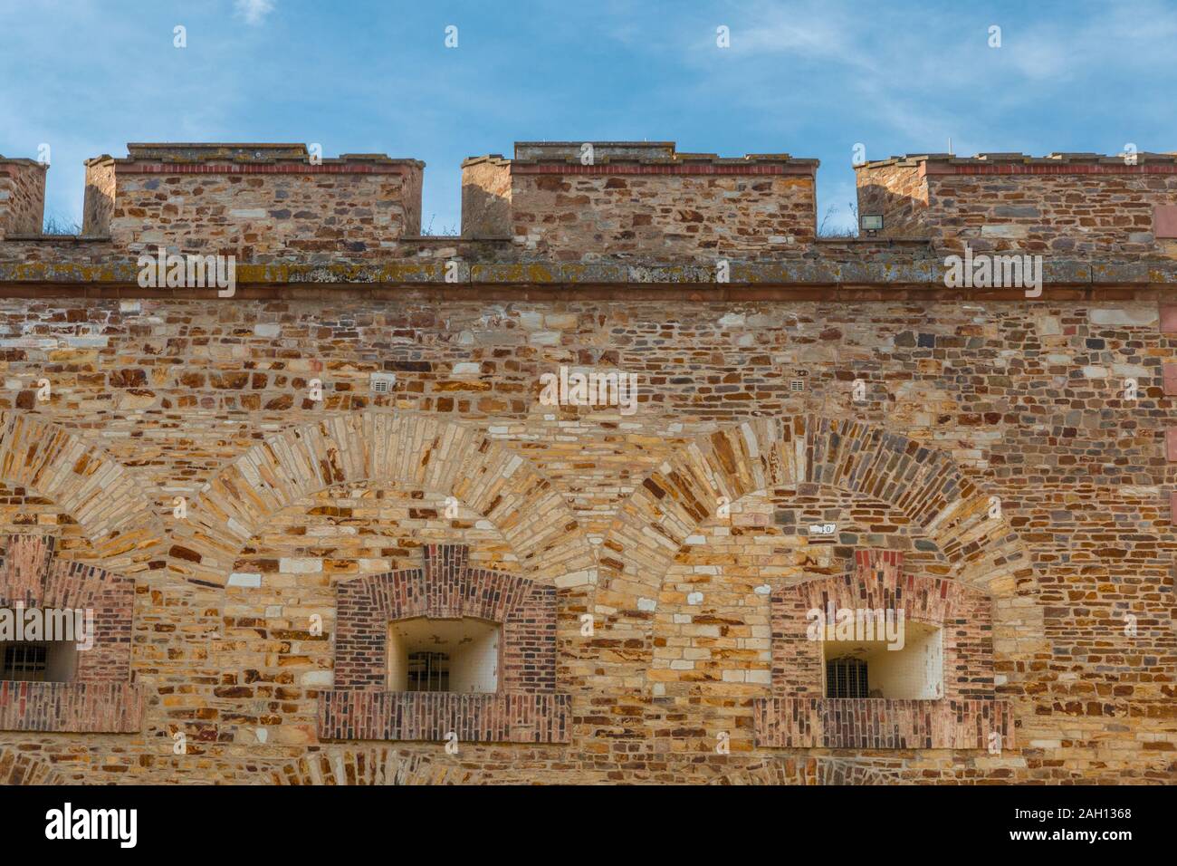 Vue rapprochée de l'énorme mur de fortification dans la forteresse Ehrenbreitstein à Coblence, en Allemagne sur une belle journée ensoleillée avec un ciel bleu. Le... Banque D'Images