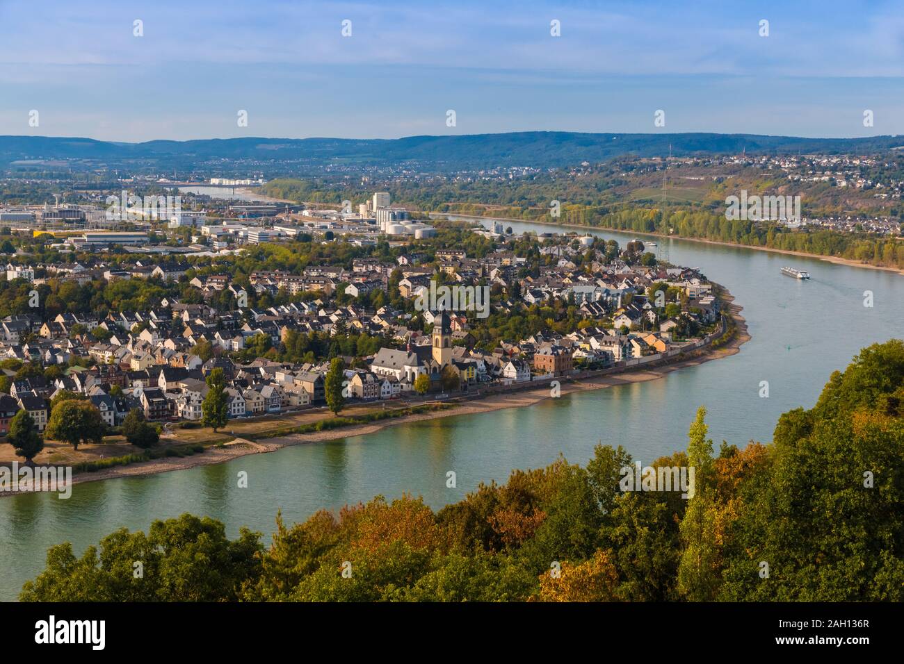 Grande vue panoramique de la ville de Coblence et le Rhin à partir de la plate-forme d'observation en bois au sommet de la colline dans la forteresse Ehrenbreitstein... Banque D'Images