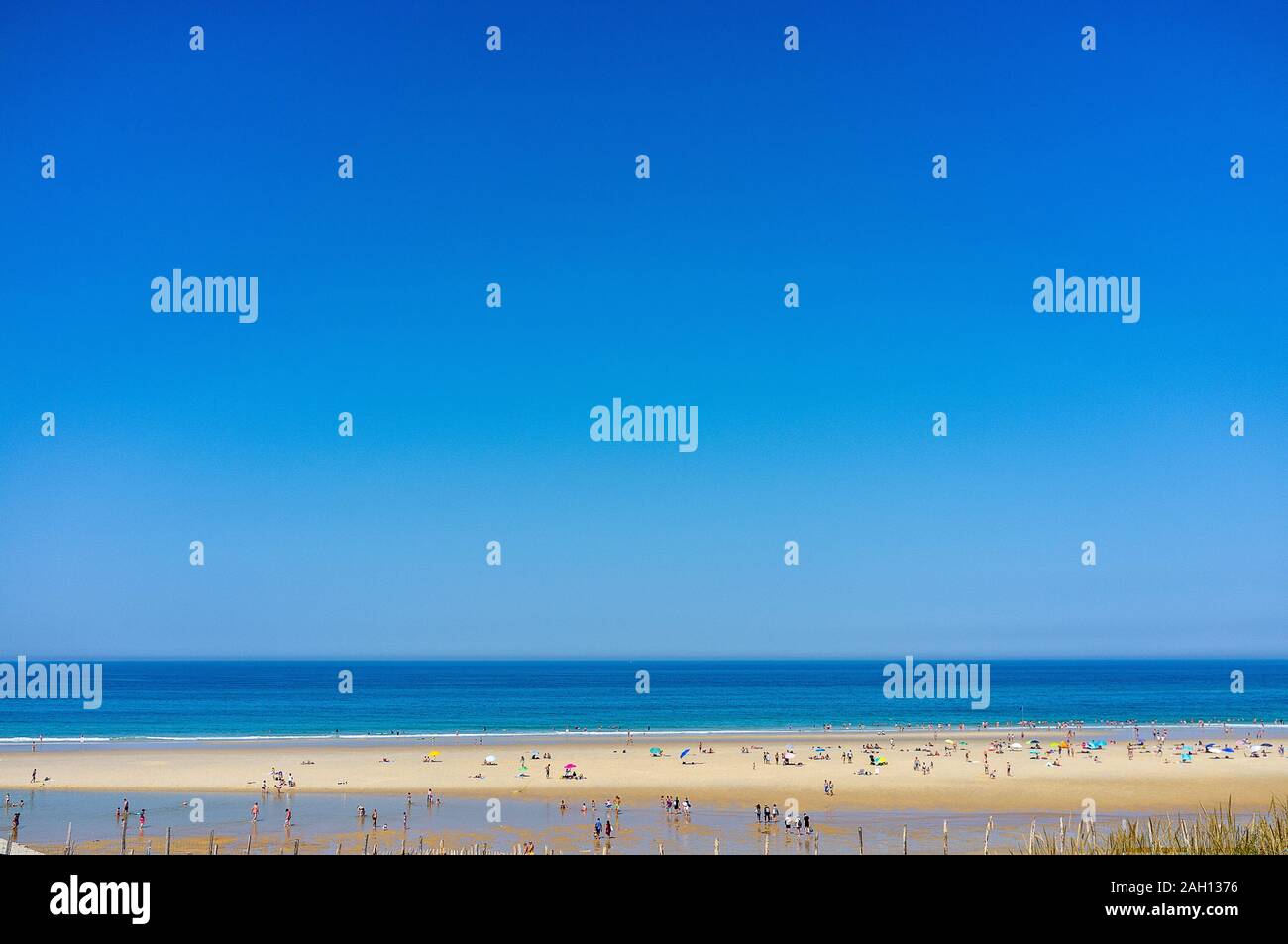 Acier bleu ciel au-dessus d'une plage bondée à bleu océan atlantique en france Banque D'Images