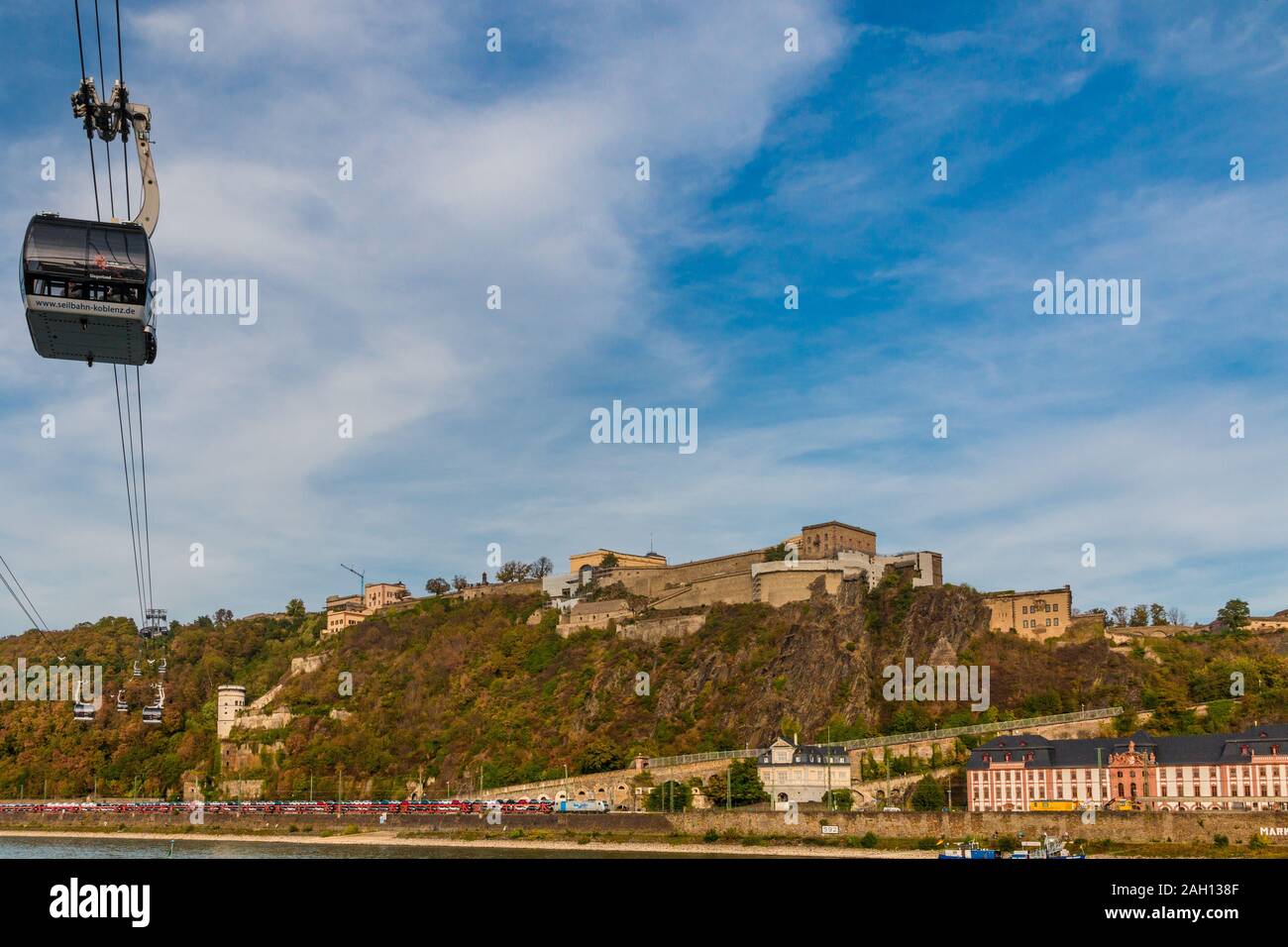 Belle vue panoramique sur la célèbre forteresse Ehrenbreitstein sur la rive est du Rhin avec une vue de la télécabine traversant la rivière en... Banque D'Images