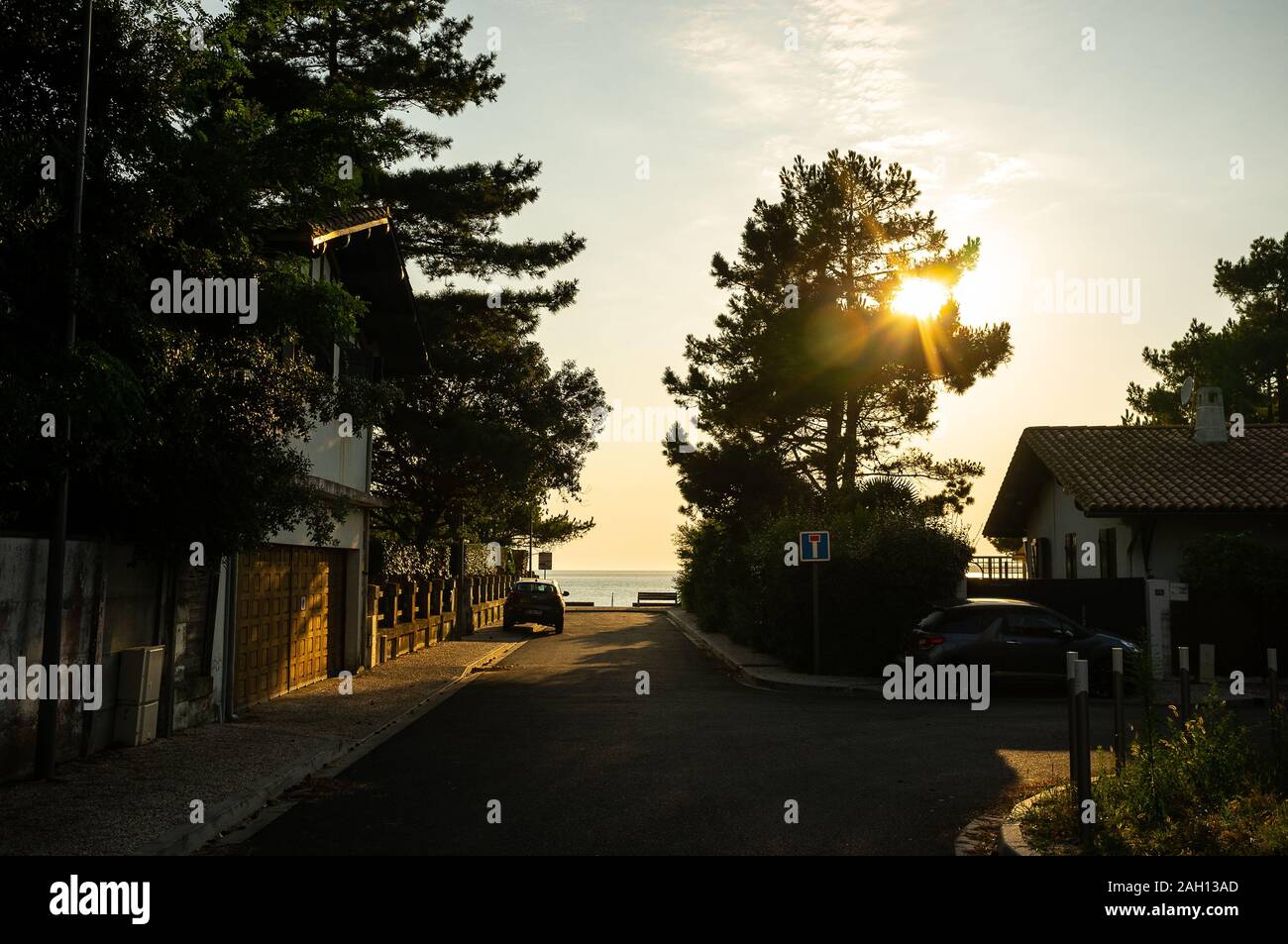 Coucher du soleil sur une route menant à la mer au loin Banque D'Images